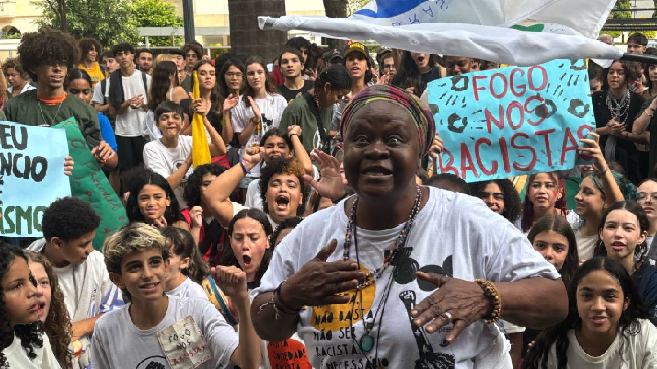 Mulher negra idosa fala contra o racismo e emociona o público. Foto: Isabela Alves/Gazeta de S. Paulo