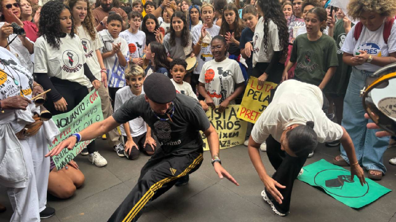 Professores fizeram roda de capoeira após as portas do shopping serem fechadas. Foto: Isabela Alves/Gazeta de S. Paulo