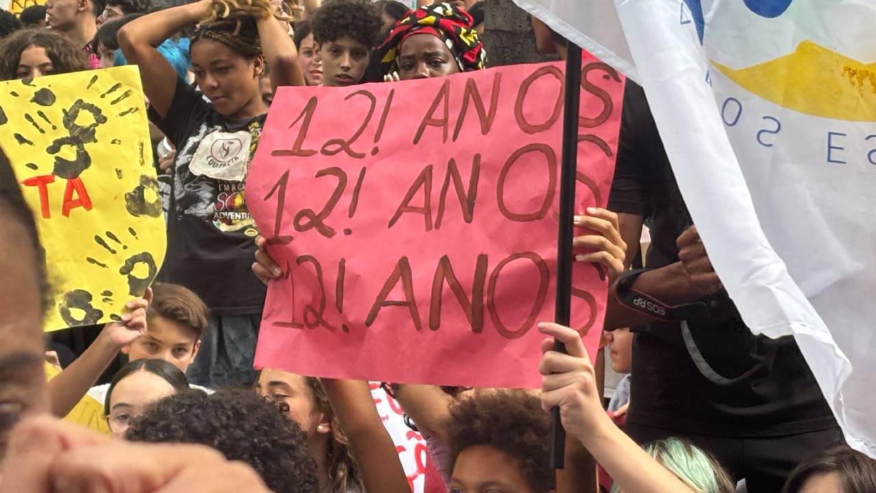Estudante faz cartaz com o dizer "12 anos", alertando para a idade das vítimas que sofreram racismo. Foto: Isabela Alves/Gazeta de S. Paulo