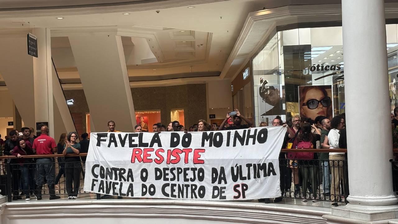 Manifestantes encerram ato falando sobre a Favela do Moinho, que está sendo retirada do centro da capital. Foto: Isabela Alves/Gazeta de S. Paulo