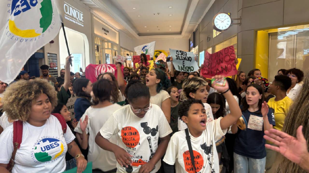 Momento em que os estudantes entraram no shopping, na zona oeste de São Paulo. Foto: Isabela Alves/Gazeta de S. Paulo