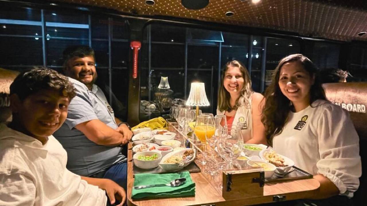 Turistas podem desfrutar de jantar no ônibus On Board. Foto: Divulgação