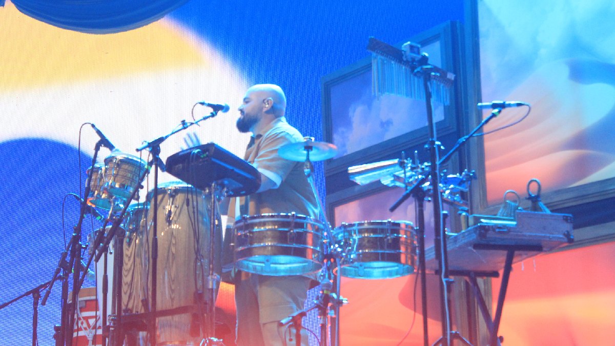 Entre as faixas apresentadas, a música "Incenso" foi citada por Fernando como uma que traduz bem a sonoridade atual da banda.