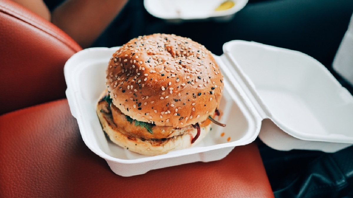 Pequeno detalhe no pão de hamburguer pode fazer grande diferença na nutrição. Imagem: PxHere