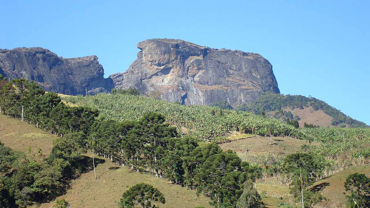 O Monumento Natural Estadual da Pedra do Baú faz parte da Rota do Paiol - Foto: Lemarlou /Leandro Maranghetti Lourenço/Wikimedia Commons