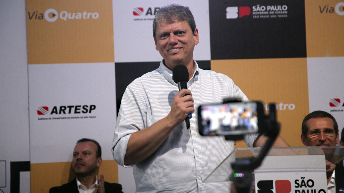 Tarcísio de Freiras durante cerimônia em Taboão da Serra, na manhã desta segunda-feira histórica.