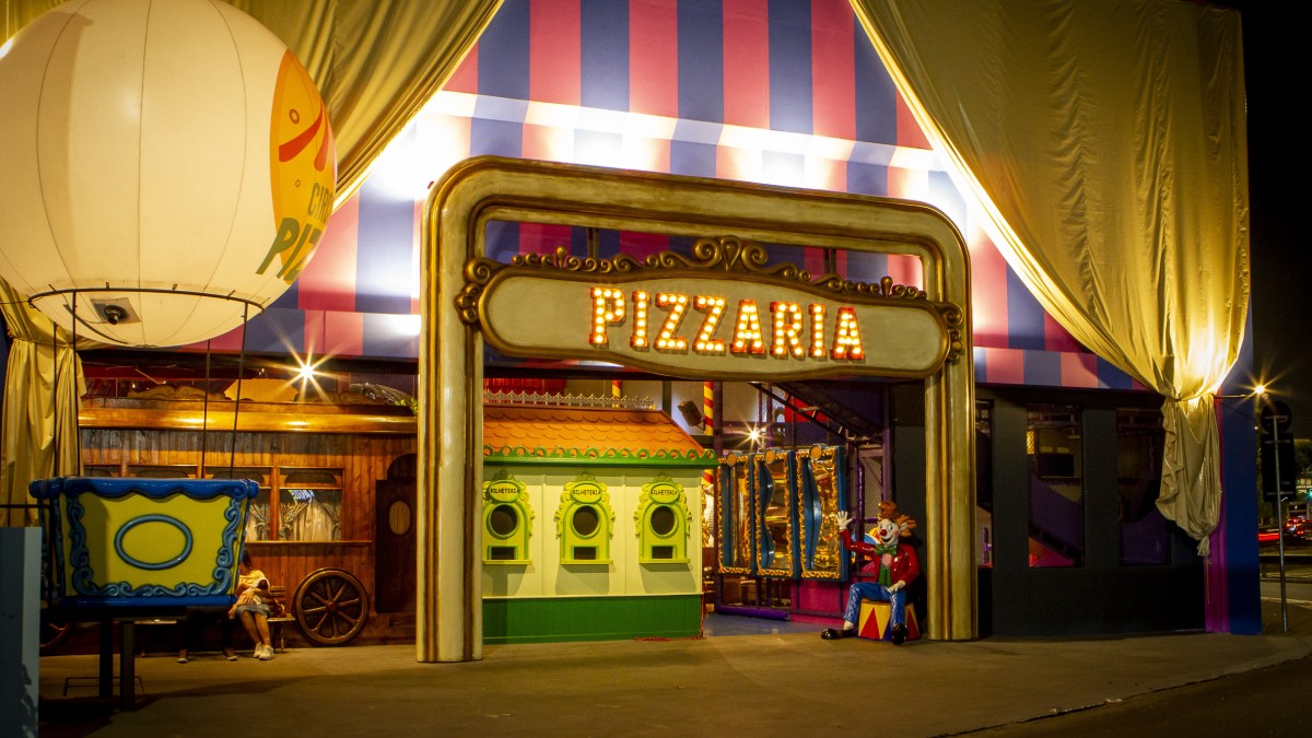 Além da ambientação, o Circo da Pizza tem diversos shows. Mágicos, palhaços e malabaristas costumam ir às mesas para pequenas apresentações, nas quais encantam e interagem com os clientes. 