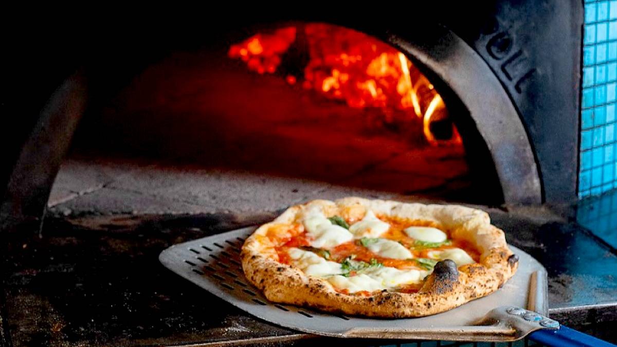 Método de preparo e ingredientes da pizza seguem a tradição de Nápoles/Divulgação/Instagram