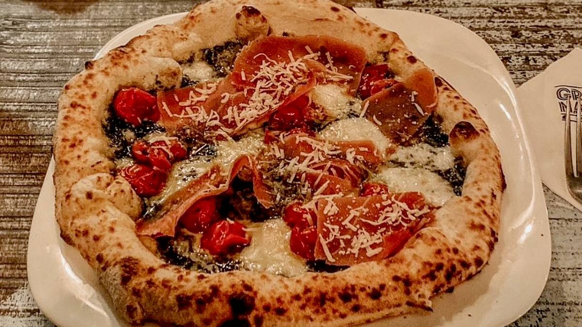 Lema escrito nas paredes da casa: 'aqui se faz a verdadeira pizza napoletana' /Divulgação/Instagram