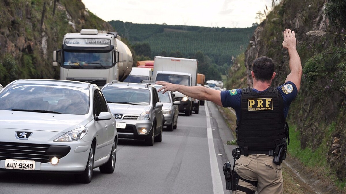 Polícia Rodoviária Federal constata que maior parte dos acidentes de trânsito envolvem caminhões de carga. Imagem: PRF/Wikimedia Commons