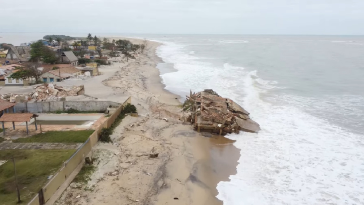 A erosão causa estragos nas cidades litorâneas (Foto: Reprodução/Youtube)