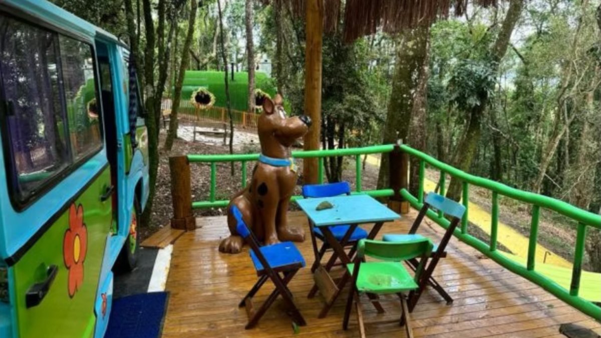 O cachorro Scooby-Doo é um ótimo companheiro para as refeições dos hóspedes (Foto: Divulgação/Pousada Vila Mágica)
