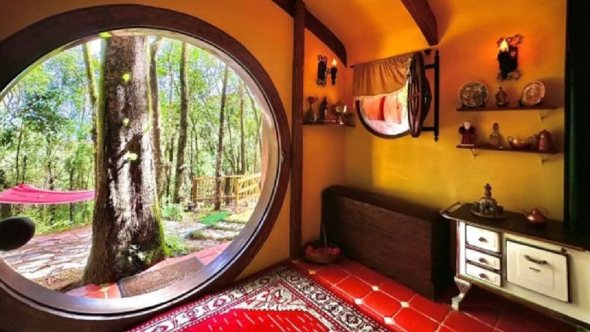 A porta de entrada é como um portal para o mundo mágico (Foto: Divulgação/Pousada Vila Mágica)
