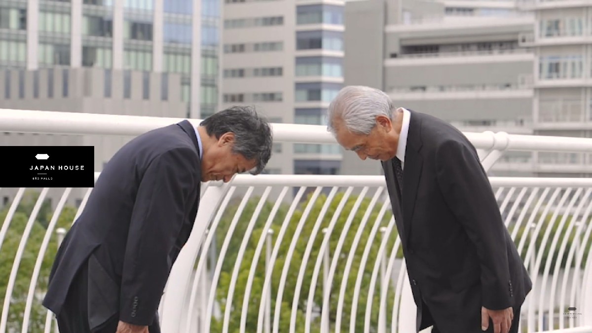 Na cultura oriental, olhar nos olhos é considerado desrespeitoso (Foto: Reprodução/Youtube)