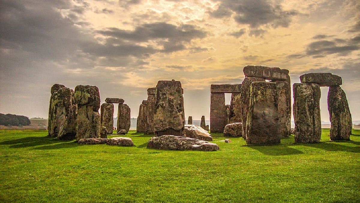 Stonehenge é um mistério arqueológico de mais de 3 mil anos, localizado no condado de Wiltshire, Inglaterra. Imagem: Udit Kapoor/Wikimedia Commons