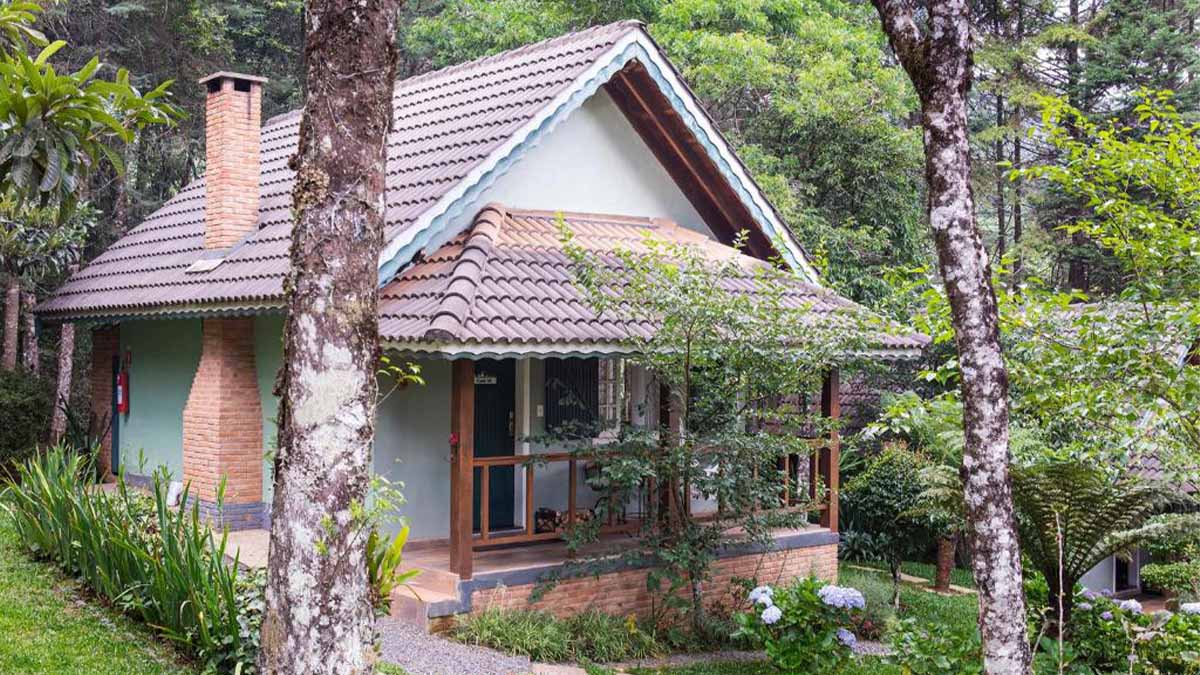 Ainda que seja um distrito pequeno, Monte Verde tem uma extensa e variada oferta de hospedagem. Na foto, a Pousada Suíça Mineira Garden - Foto: Divulgação