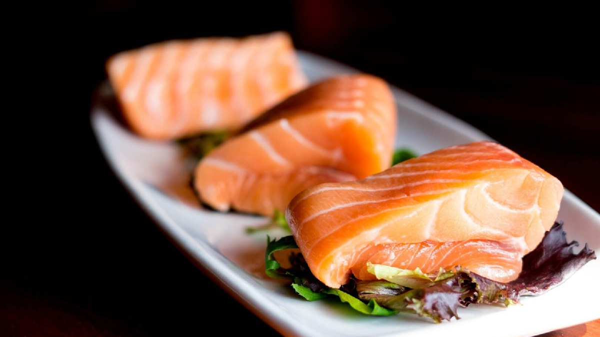 Sushi de salmão pode te ajudar a repor vitamina D. Imagem: PxHere