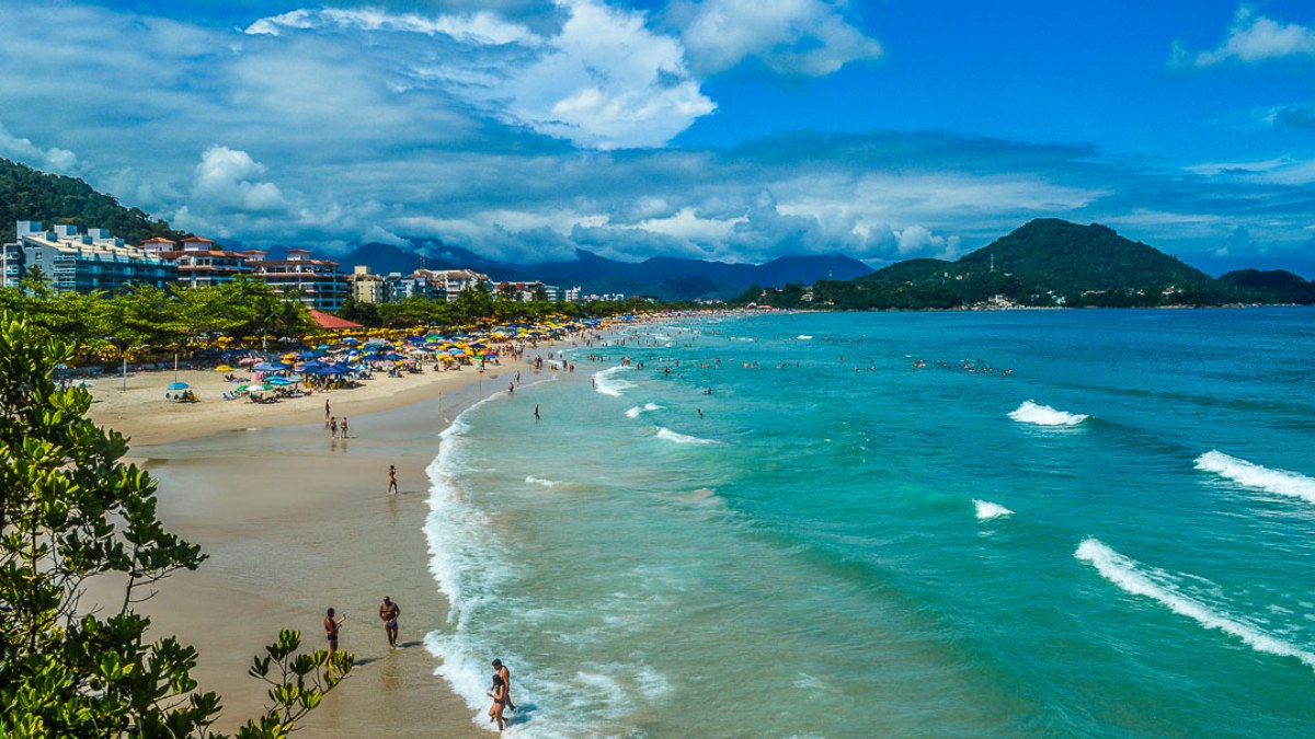 Dentre as praias com risco de ataques em SP, as de Ubatuba se destacam por ser mais perigosa. Imagem: DeyvesMartins/Wikimedia Commons