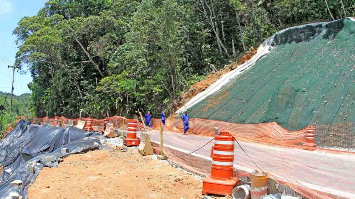 O governo já promoveu diversas obras para tentar evitar a perda de casas por moradores locais (Foto: Nair Bueno/DL)