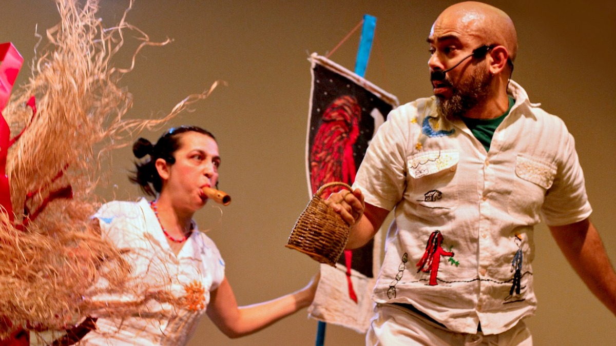 Com temporada estendida até 27 de julho, o espetáculo "A Botija" explora a riqueza da cultura nordestina e seu universo de mitos e encantamentos. Os ingressos são gratuitos e precisam ser reservados na terça-feira da semana da apresentação pelo site do Itaú Cultural. Divulgação/Itaú Cultural