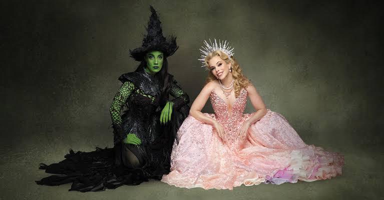 A nova temporada de Wicked estreou no Teatro Renault no dia 20 de março, com sessões programadas às quintas e sextas-feiras, às 19h30, e aos sábados e domingos, às 15h e 19h30. Os ingressos custam entre R$ 42,36 e R$ 400.
