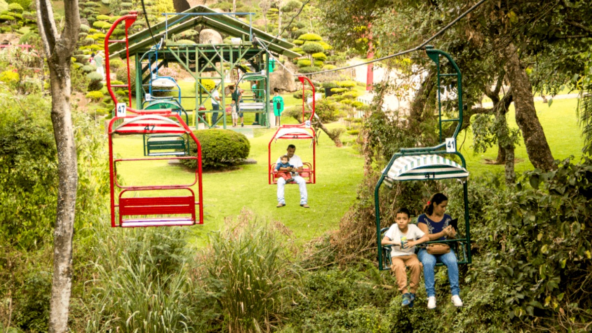 Visitantes podem ver todo o parque no passeio de teleférico. Foto: Divulgação