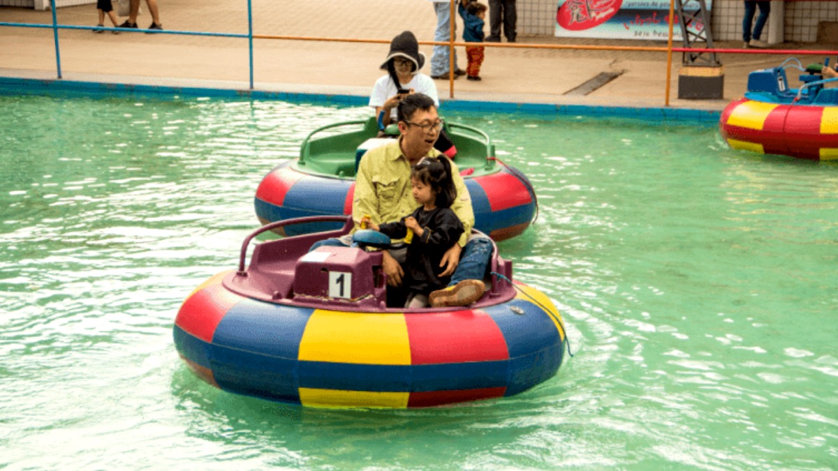 Pai se diverte ao lado da filha no parque aquático. Foto: Divulgação