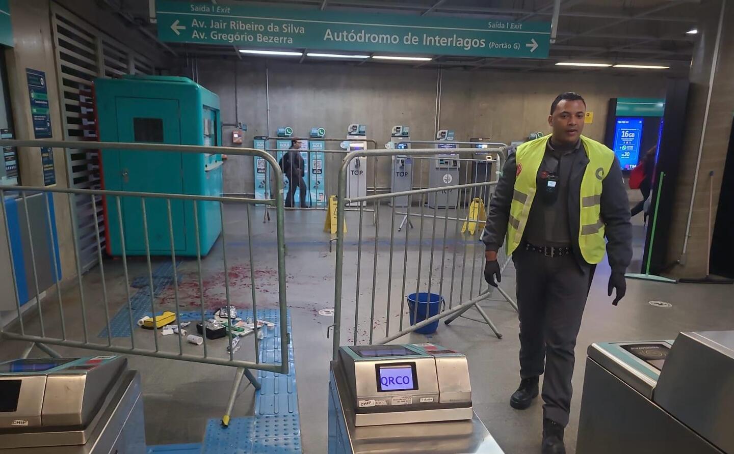 Após ser baleado, GCM teria corrido para dentro da estação da CPTM; caso é investigado e local passará por perícia.