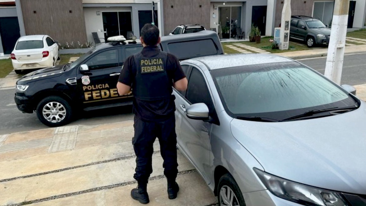 Agentes informaram que a suspeita é de lavagem de dinheiro por meio de depósitos em espécie, pagamento de boletos e negociações imobiliárias. Divulgação/PF
