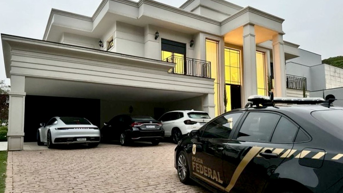 Mandados de busca e apreensão são realizados pela Polícia Federal (PF) na casa do prefeito de Sorocaba, Rodrigo Manga (Republicanos). Divulgação/PF