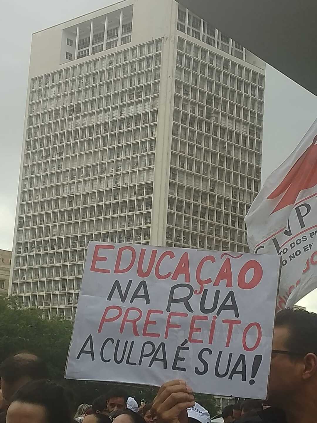 Professores protestam e travam São Paulo nesta terça-feira.
