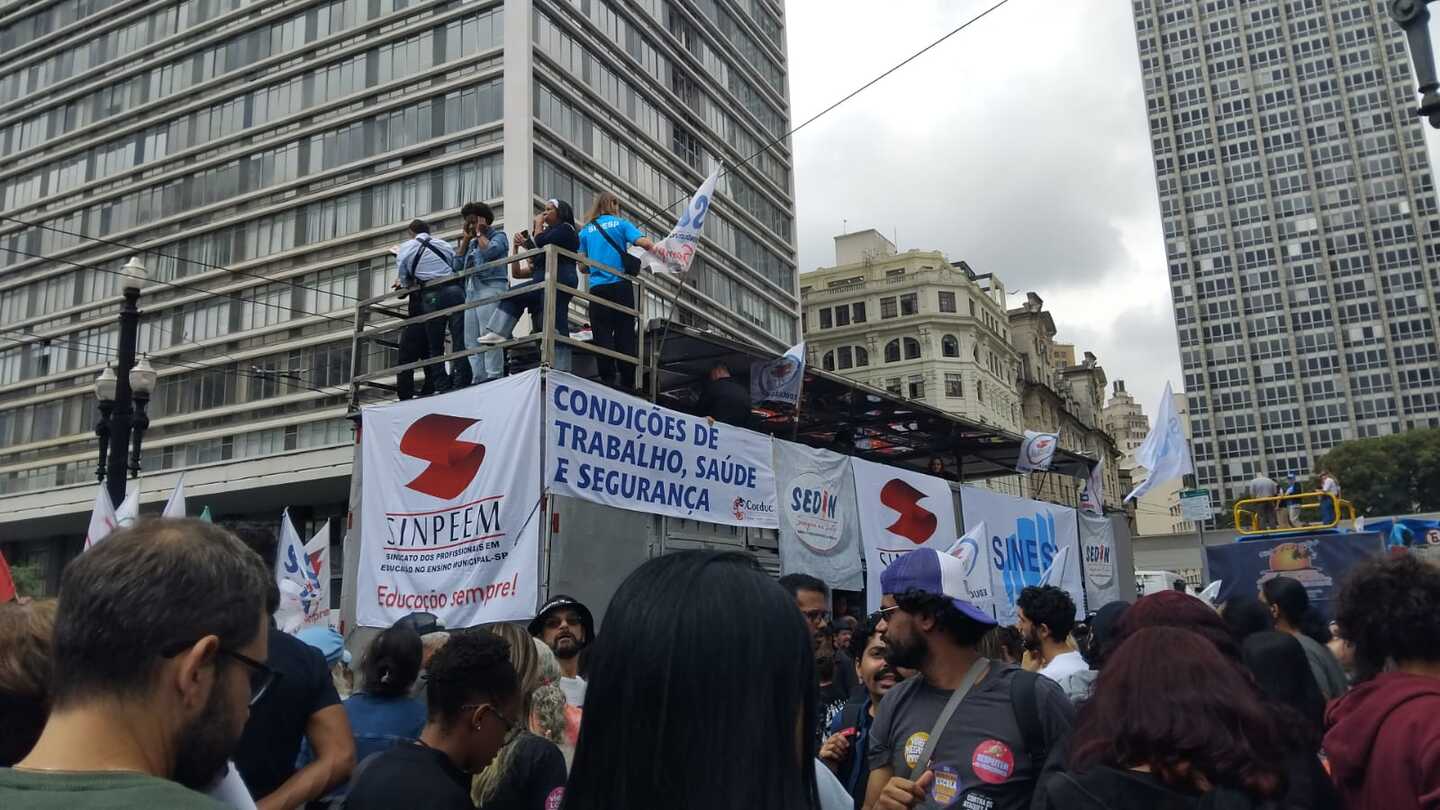 O protesto está concentrado em frente à sede da administração pública e as vias foram bloqueadas nos dois sentidos.