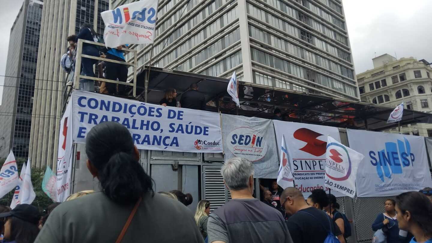 Devido ao protesto, o trânsito na região foi afetado, e as linhas de ônibus municipais tiveram de ser desviadas.