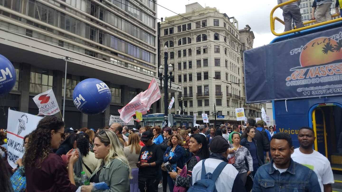 Professores e servidores da rede municipal de ensino de São Paulo protestam na tarde desta terça-feira (22/4) em frente à Prefeitura, no Viaduto do Chá, na região central.