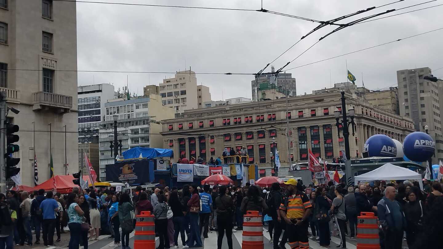 A categoria reivindica o reajuste de 44% e se opõe à proposta do projeto de lei protocolado na Câmara dos Vereadores, pelo Prefeito Ricardo Nunes (MDB), que prevê reajuste geral de salários e do vale-alimentação em duas etapas.