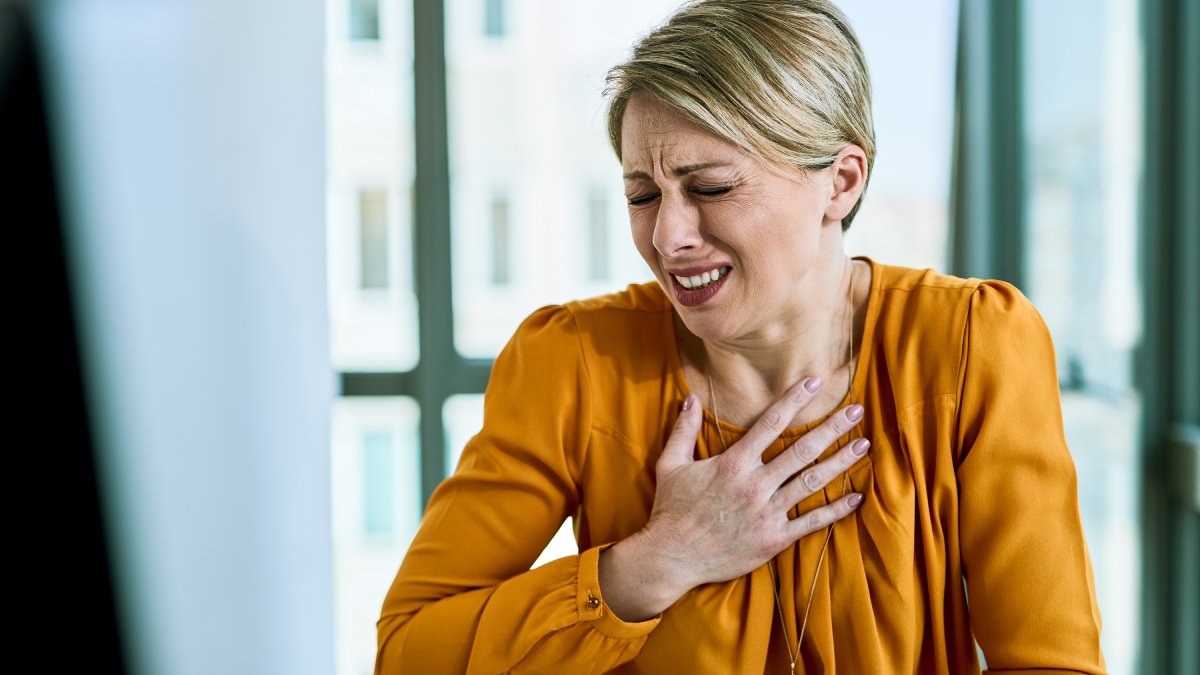 Mulheres costumam sofrer mais infartos a partir dos 55 anos (Foto: Freepik)