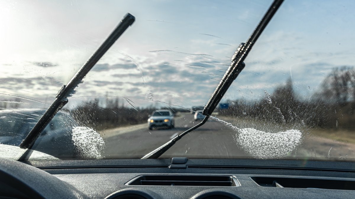 Ele também é importante para evitar reflexos que possam distrair o motorista