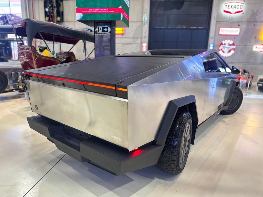 Com capacidade para 5 pessoas, tem tração 4x4 e modo off-road, que eleva a altura em relação ao solo de 20,1 cm para 40,6 cm. Foto: Allex Lourenço/Divulgação