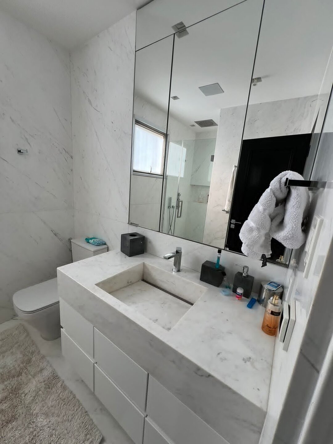 Cada suíte tem sua varanda privada com closet e banheiros em mármore Carrara.