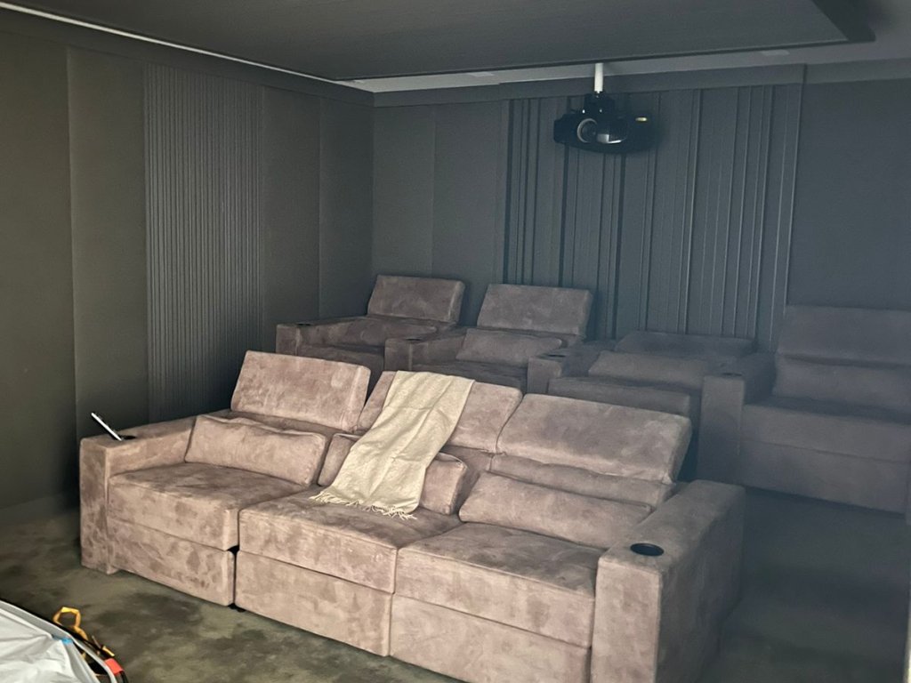 Local também possui hall de entrada em mármore Sivec, sala de jantar, sala de estar, sala da lareira, escritório, family room com varanda, dois lavabos, seis suítes, todos em piso cumaru.