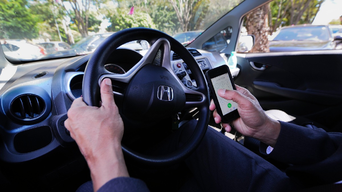 Utilizar o celular no volante é uma infração gravíssima. Imagem: Agência Senado