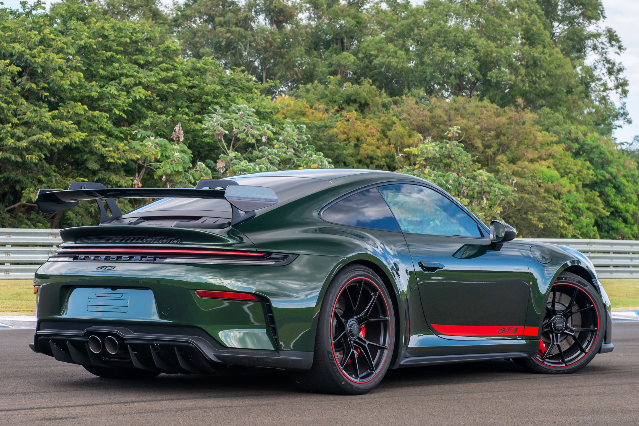 Sistema T-Hybrid, aplicado às variantes Carrera GTS Coupé e GTS Cabriolet (conversível), tem um motor elétrico instalado entre o compressor e o rotor da turbina que acelera automaticamente o turbo, criando pressão de sobrealimentação.