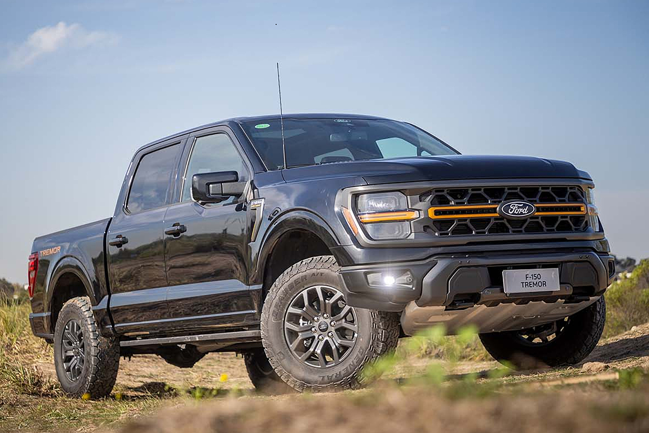Ford deu início às vendas da nova versão esportiva F-150 Tremor no Brasil.
