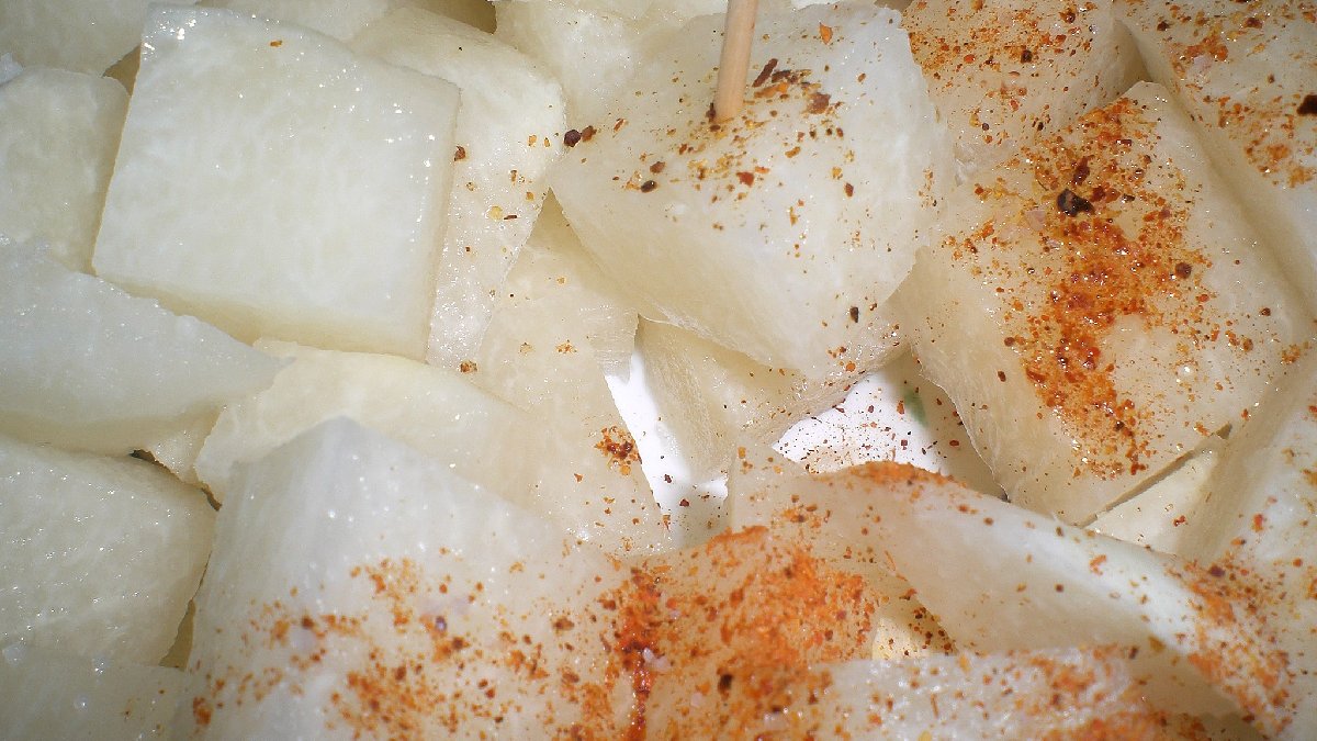 A jicama pode ser comida como a batata inglesa que consumimos no Brasil (Foto: Eliazar Parra Cardena/Wikimedia Commons)