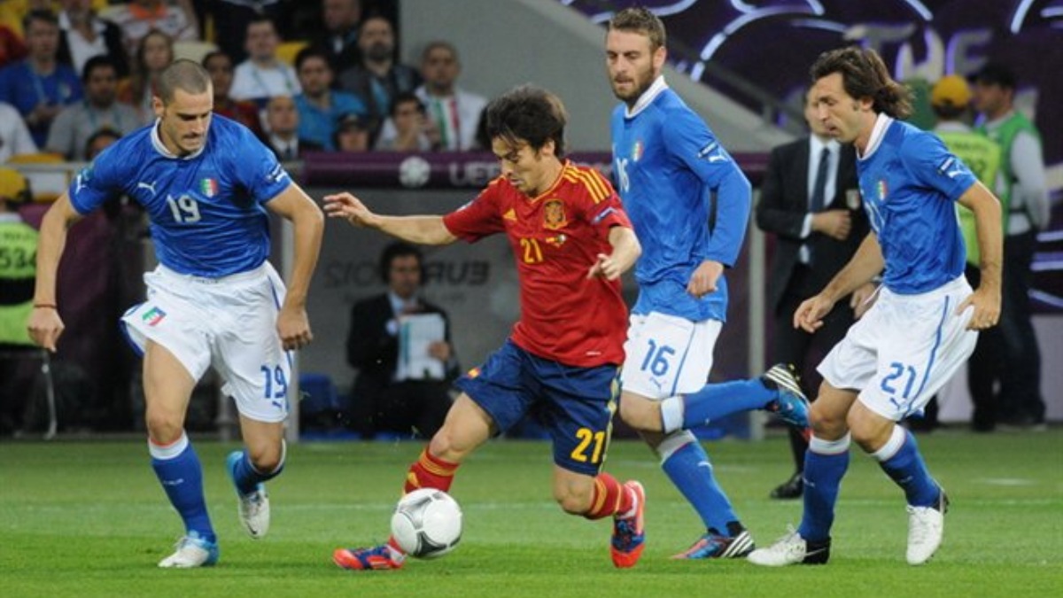 Atualmente, o azul da seleção italiana é visto como uma ligação entre o passado e o presente. Ele não representa mais a monarquia em si, mas sim um elemento cultural profundamente enraizado, que une gerações e desperta orgulho nacional.  (Fotos: Wikimedia Commons)