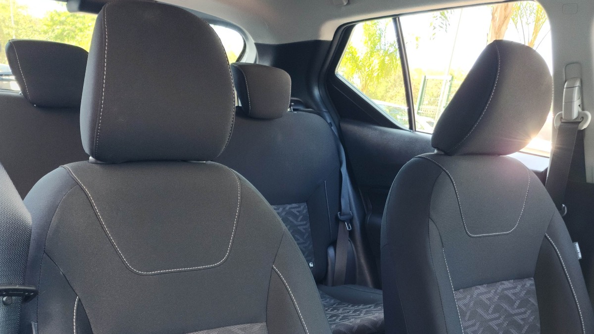 Banco do motorista conta com ajustes de altura, traseiro bipartido 60/40 rebatível e dianteiros com tecnologia Zero Gravity. /Foto: Luiza Kreitlon/AutoMotrix