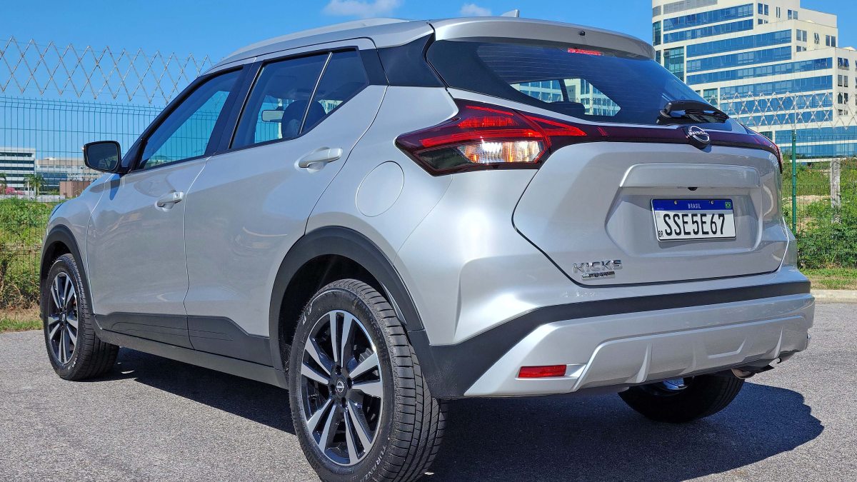 Rodas de aço com pneus 205/60 R16 da Active Plus dão lugar às de liga leve de com 205/55 R17 na Sense e na Advance Plus. /Foto: Luiza Kreitlon/AutoMotrix