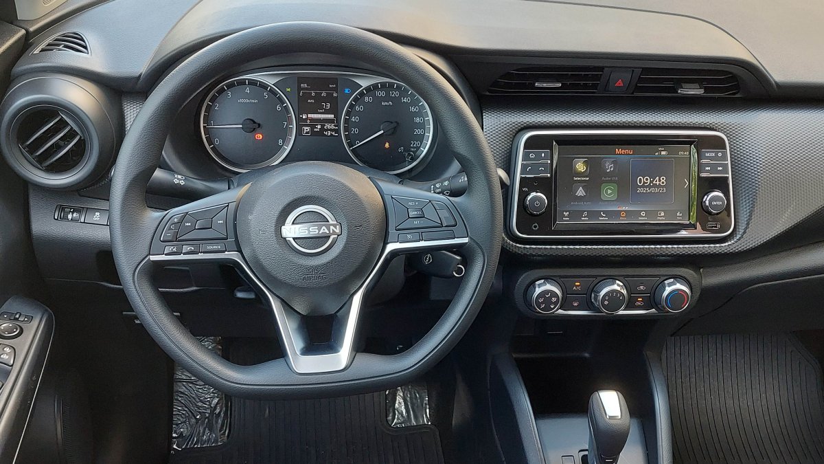 Todas as versões vêm de série com ar-condicionado e volante de três raios com regulagem de altura e profundidade. /Foto: Luiza Kreitlon/AutoMotrix