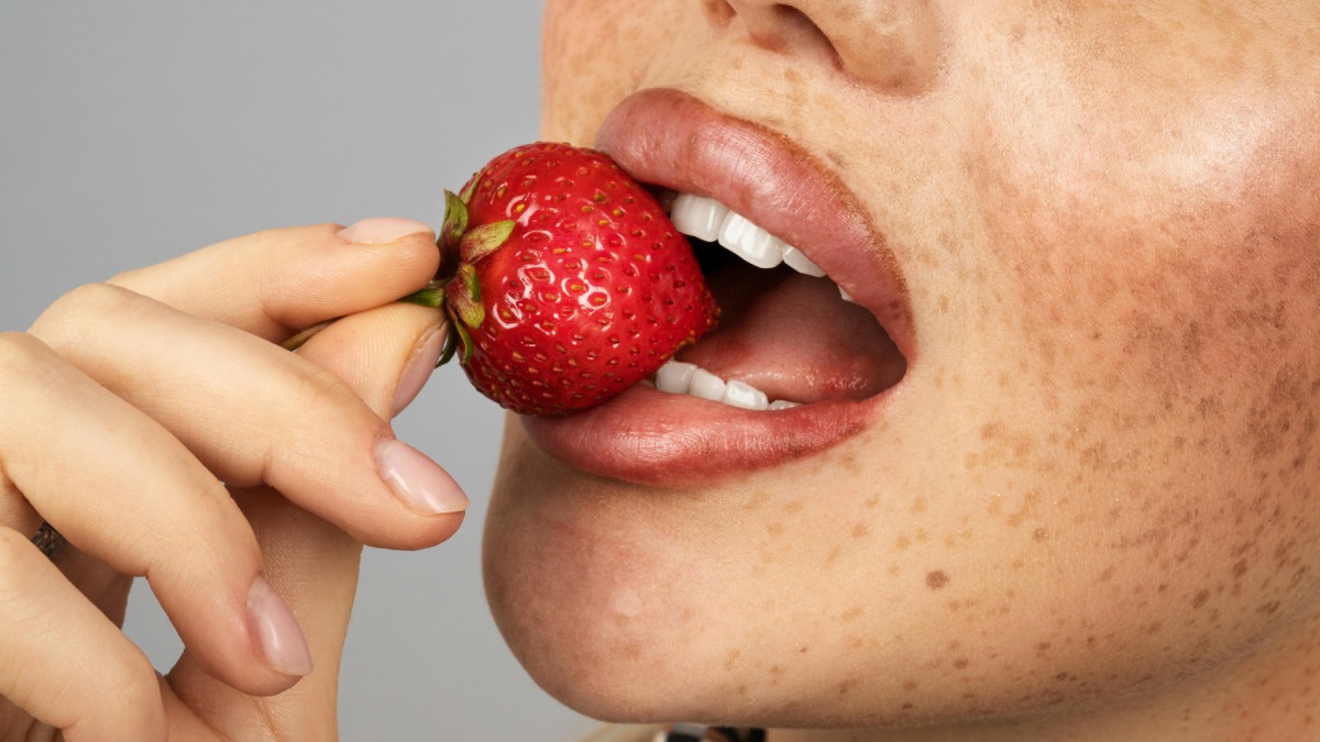 E para quem busca controlar o peso, o morango é um ótimo aliado: sua composição rica em água e fibras aumenta a sensação de saciedade. Foto: Pexels