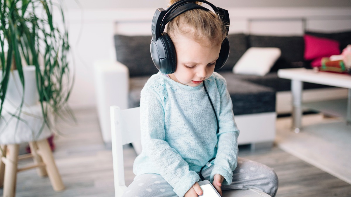 O estudo reforça algo que muitos pais, avós e cuidadores já intuíram ao longo das gerações: a música tem um efeito poderoso na vida dos bebês. (Fotos: Freepik)